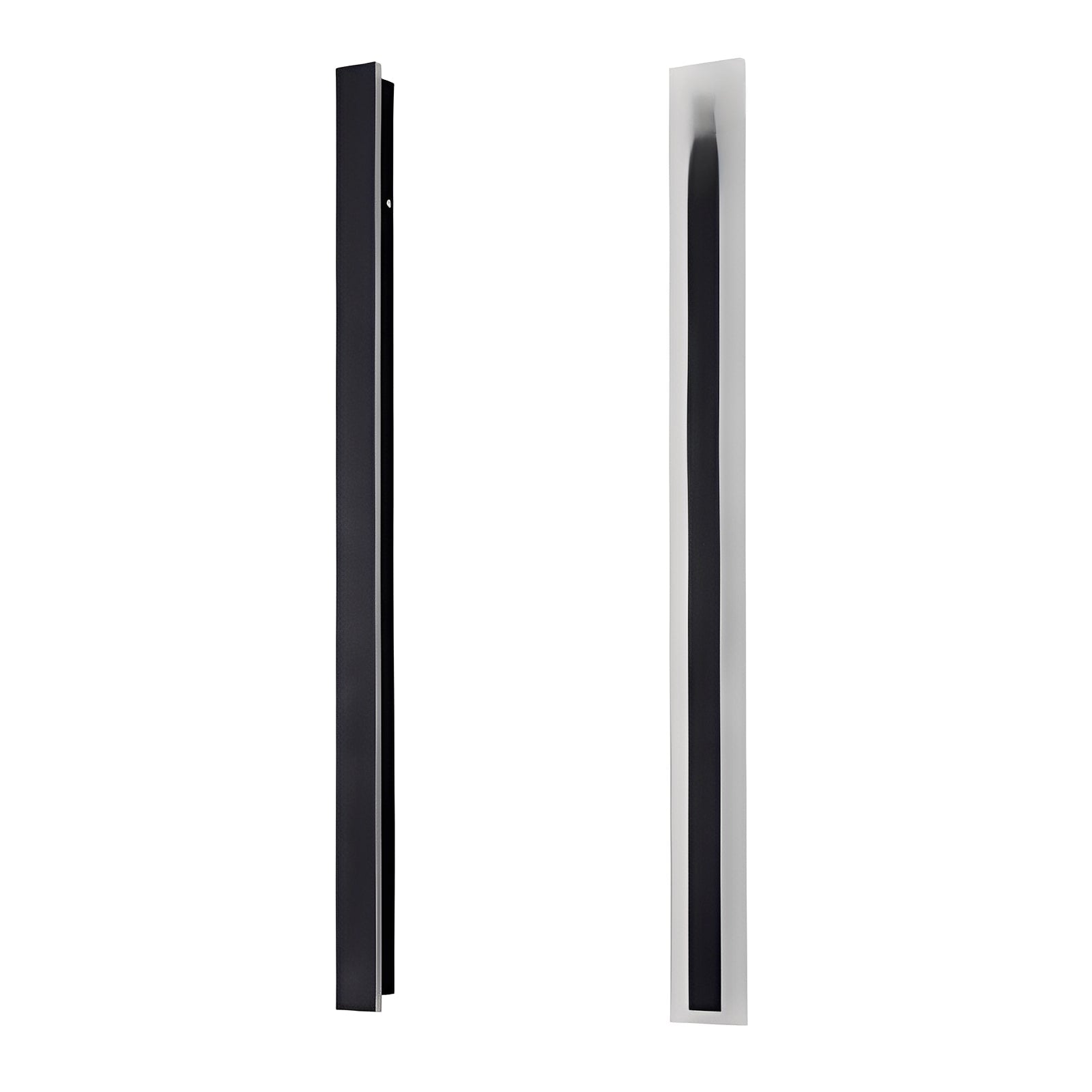 Waterdichte buiten wandlamp IP65 gemonteerd op gevel bij terras of tuinpad