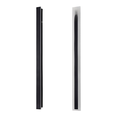 Waterdichte buiten wandlamp IP65 gemonteerd op gevel bij terras of tuinpad