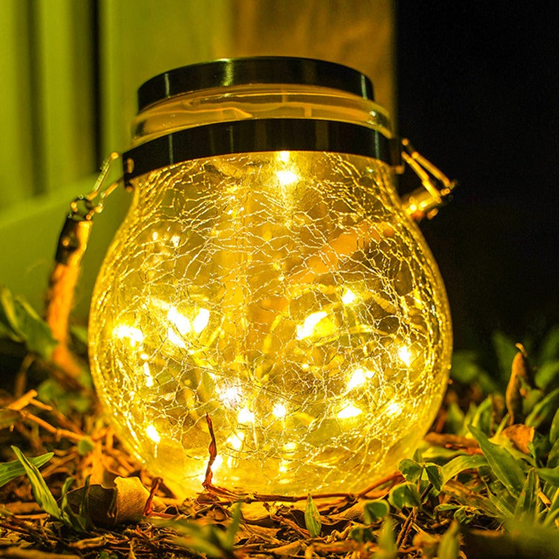 set-up van een glazen solar tuinlamp in groene tuinomgeving