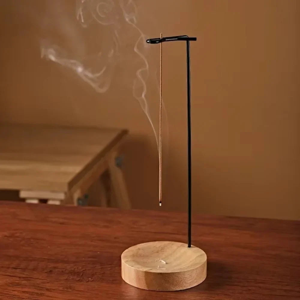 Wierookhouder met houten basis en metalen detail van dichtbij