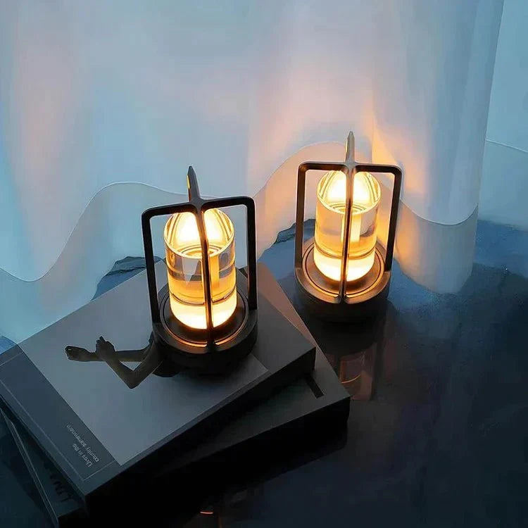 Kristallen lamp naast decoratie op een stijlvolle tafel