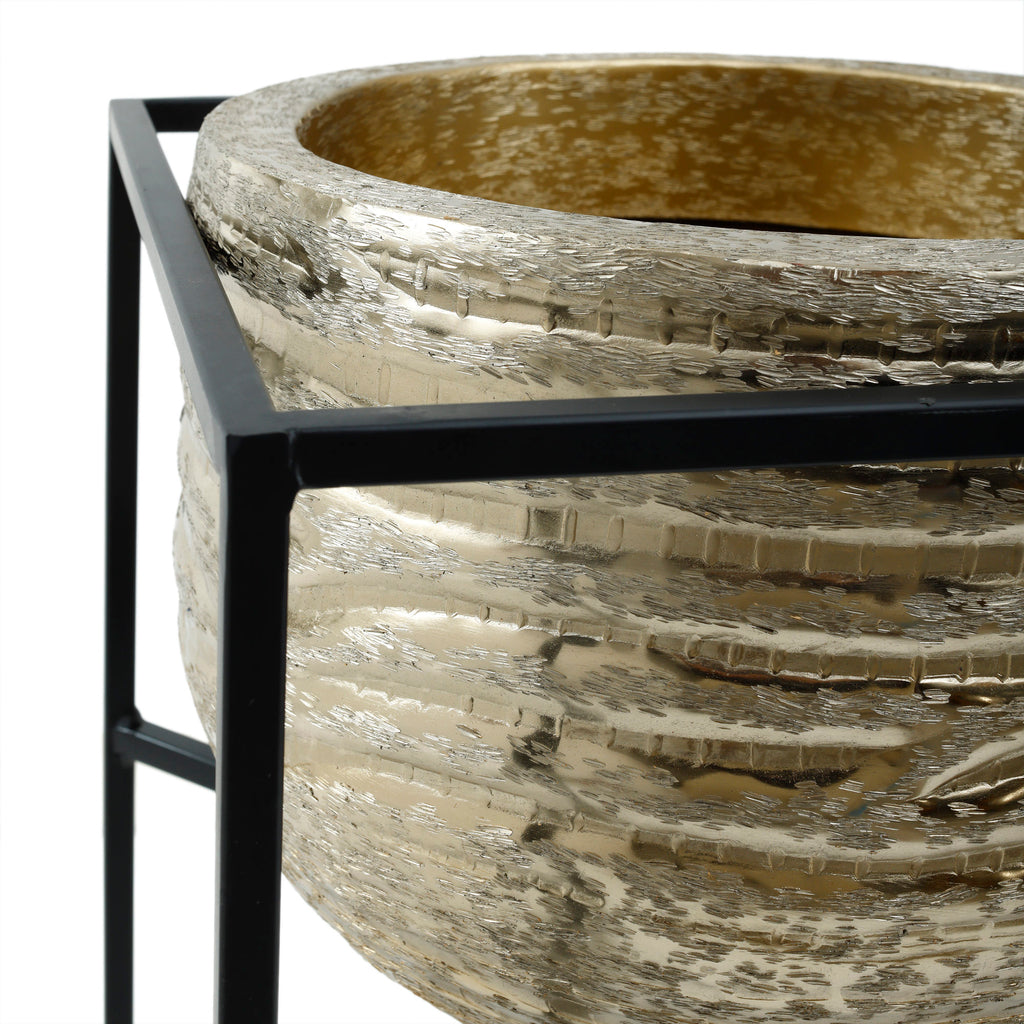 lesley gold borstel aluminium pot op zwart ijzeren standaard sv2.