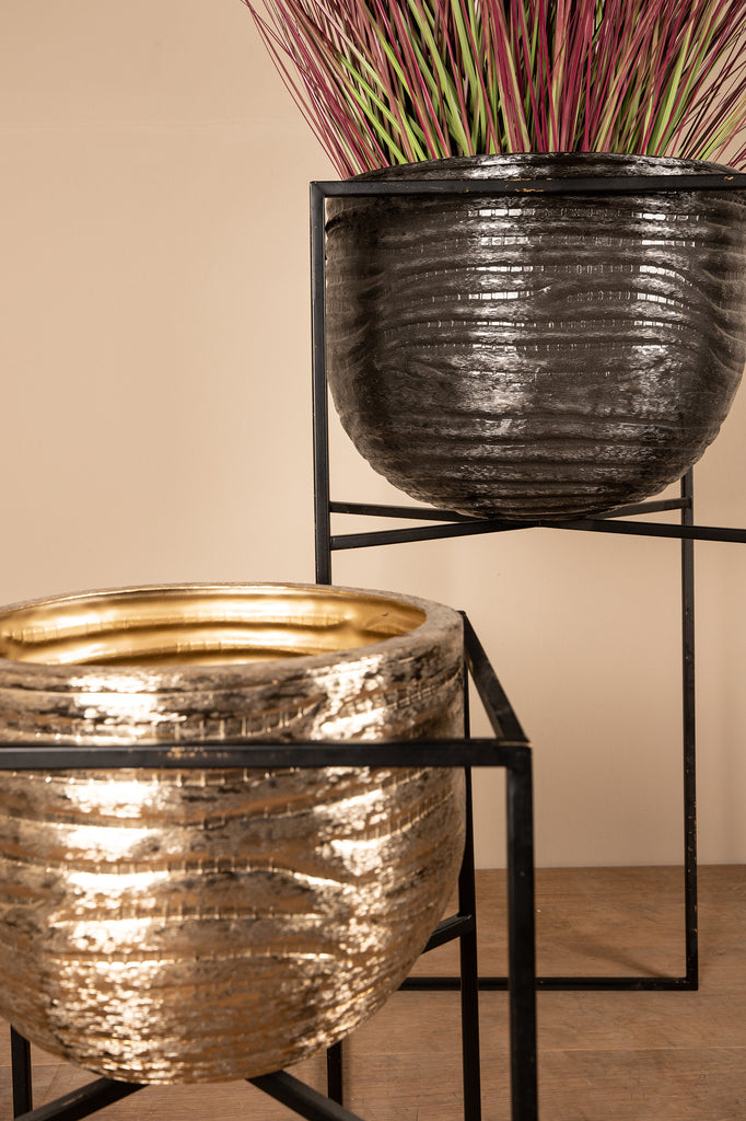 lesley gold borstel aluminium pot op zwart ijzeren standaard sv2.