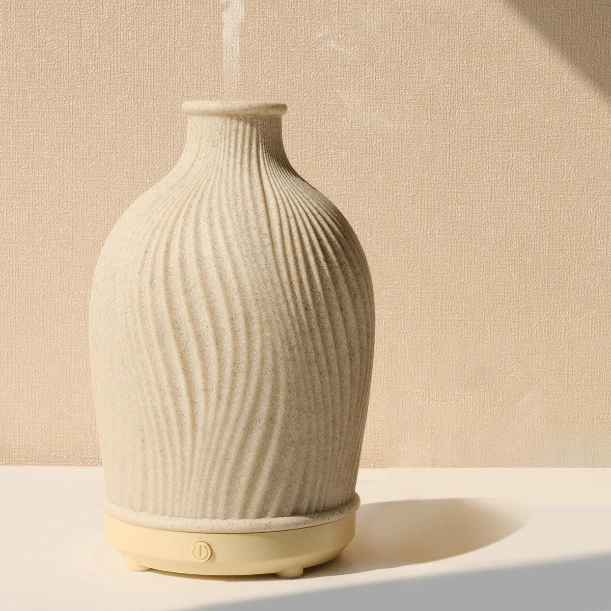 aroma diffuser op een tafel in een sfeervolle woonruimte