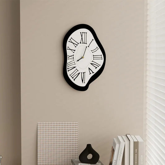 Wandklok met Romeinse cijfers en stil quartz uurwerk aan de muur