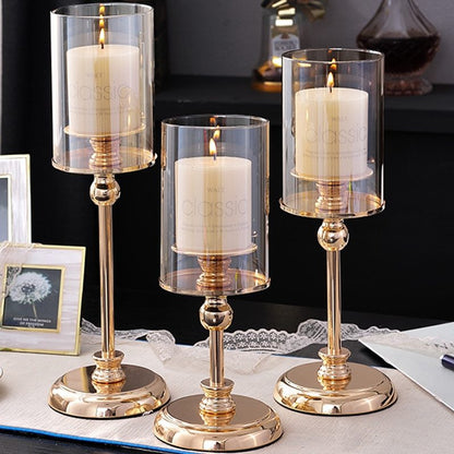 Metalen kandelaar met modern design als stijlvolle tafeldecoratie