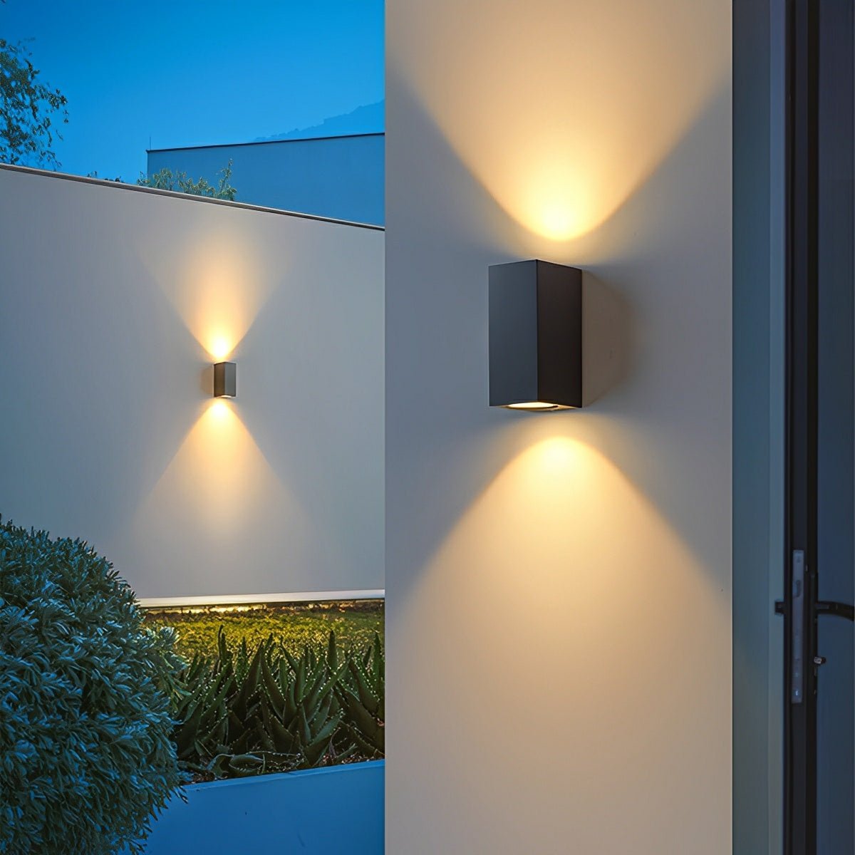 vierkante buitenlamp aan de wand met sfeervolle verlichting voor terras of entree