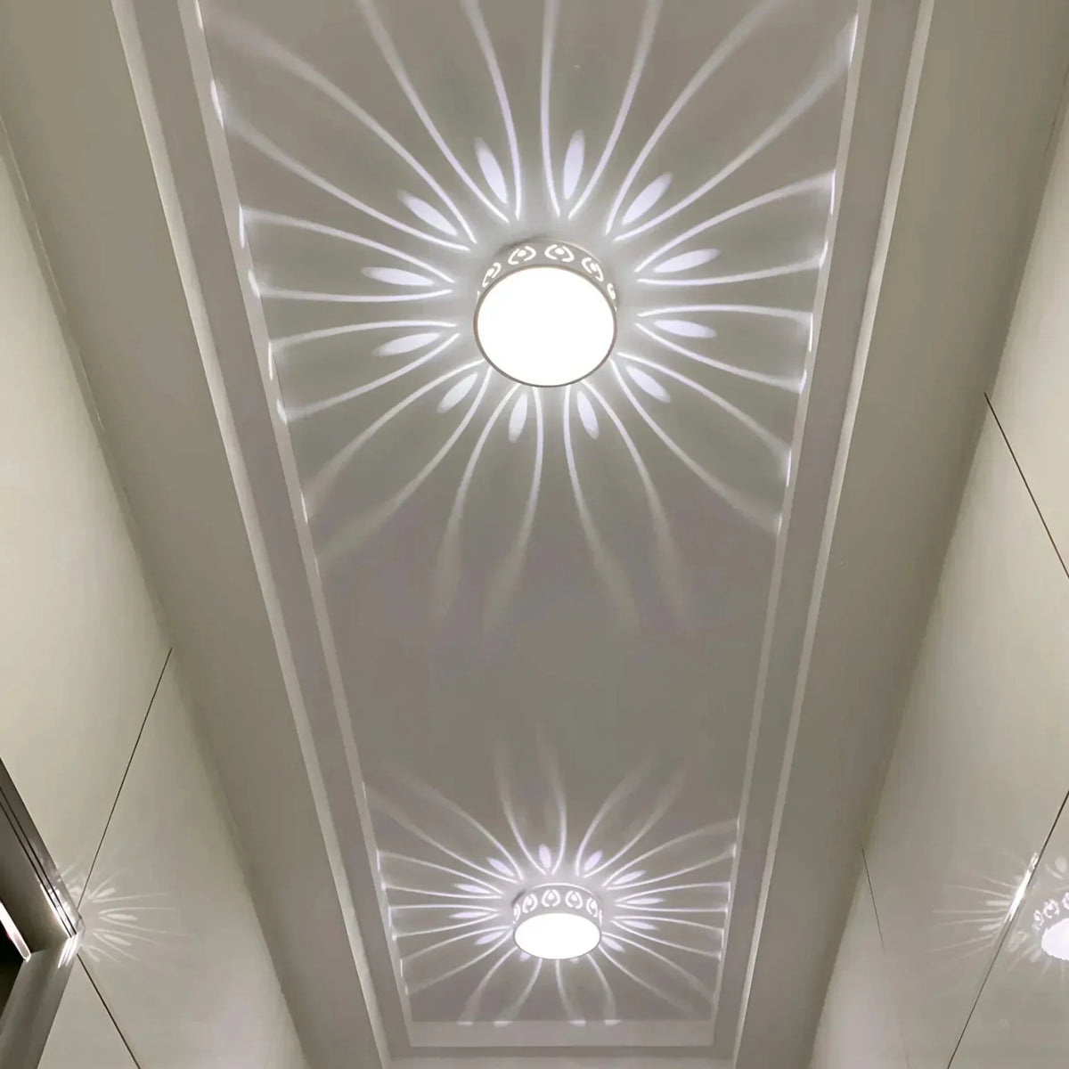 Led plafondverlichting met sierlijk lichtpatroon in een modern interieur