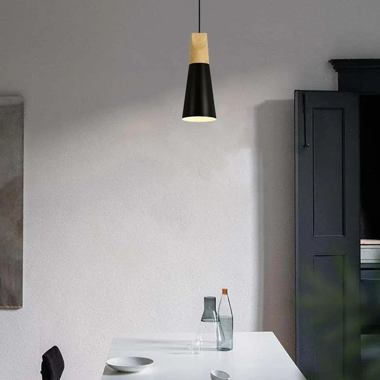 plafondlamp met metalen kap en houten details voor de eetkamer