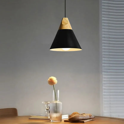 Moderne plafondlamp van hout en metaal gezien vanuit de voorkant