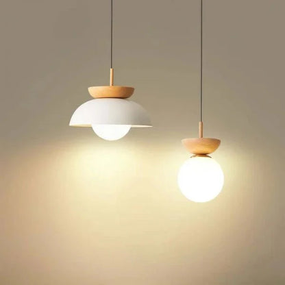 Strakke Scandinavische hanglamp van halfhout voor een moderne uitstraling