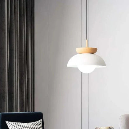 Strakke Scandinavische hanglamp van halfhout voor een moderne uitstraling