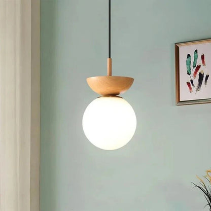 Strakke Scandinavische hanglamp van halfhout voor een moderne uitstraling