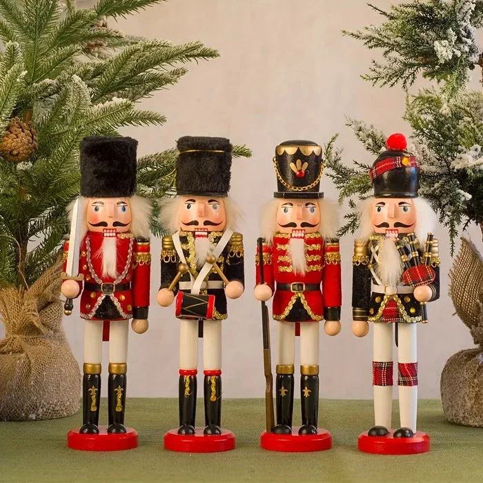 Kerstbeeldje in notenkrakerstijl op een tafelblad