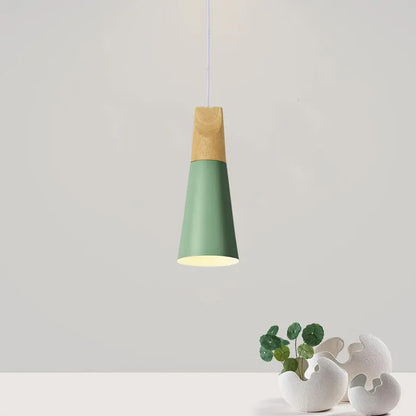 Detail van de plafondlamp met houten element en metalen afwerking