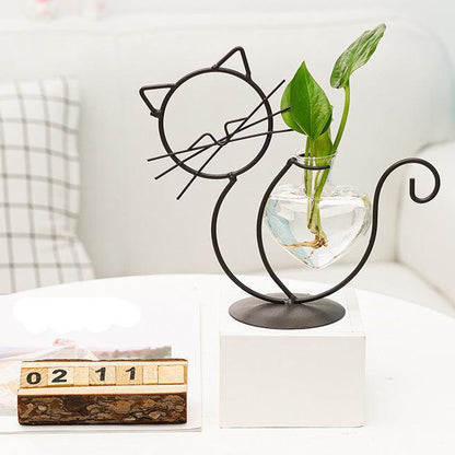 Decoratief plantenbakje met kattenfiguur en hartvormige vaas