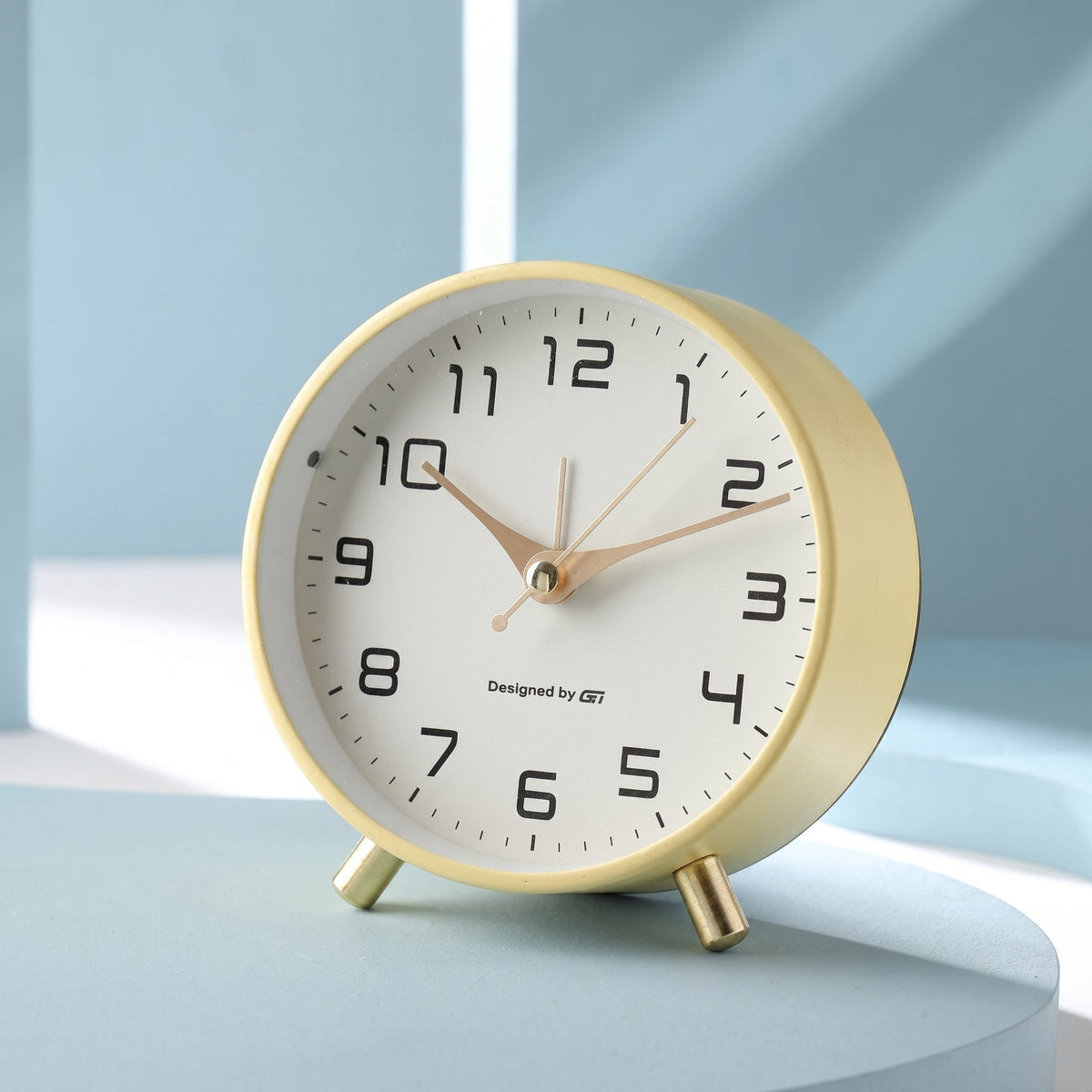 ronde tafelklok met scandinavisch design en messingdetails