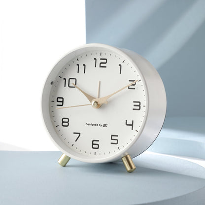 Ronde Tafelklok Met Scandinavisch Design En Messingdetails