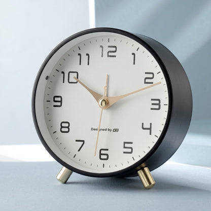 Ronde Tafelklok Met Scandinavisch Design En Messingdetails