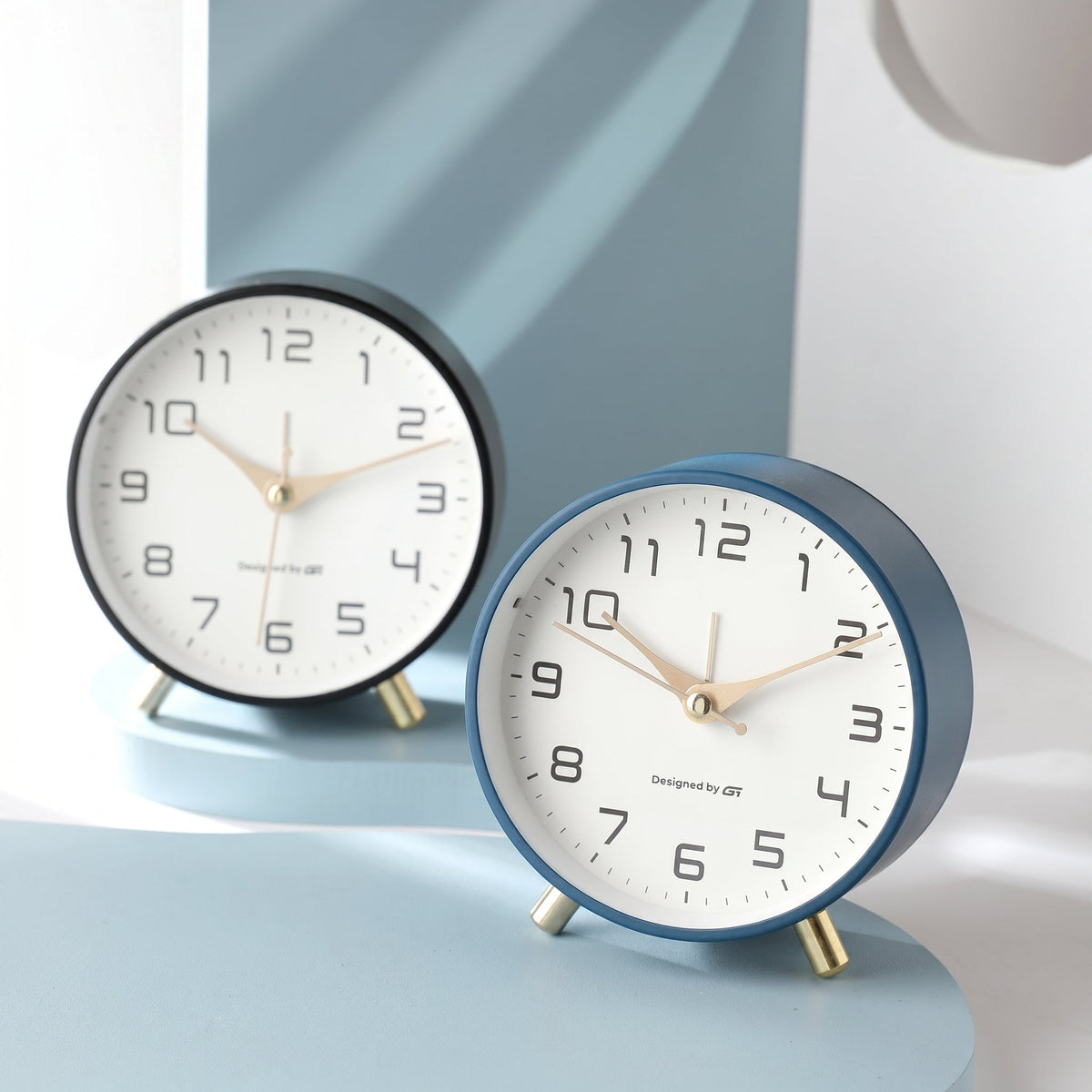 ronde klok met minimalistische wijzerplaat en messingdetails