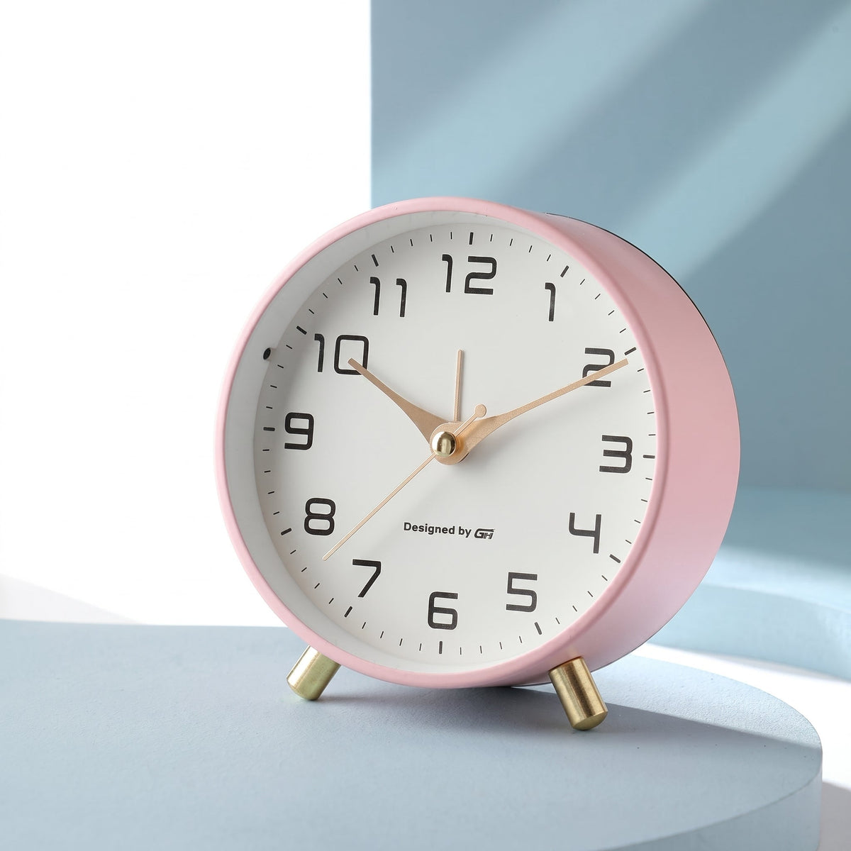 ronde tafelklok met scandinavisch design en messingdetails