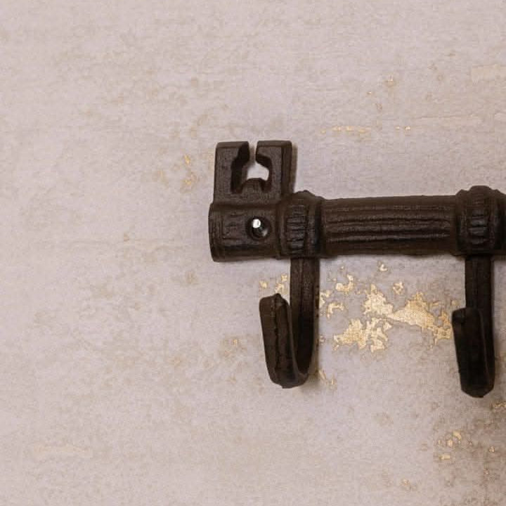 detail van gietijzeren sleutelhanger met robuuste afwerking en 3 haken