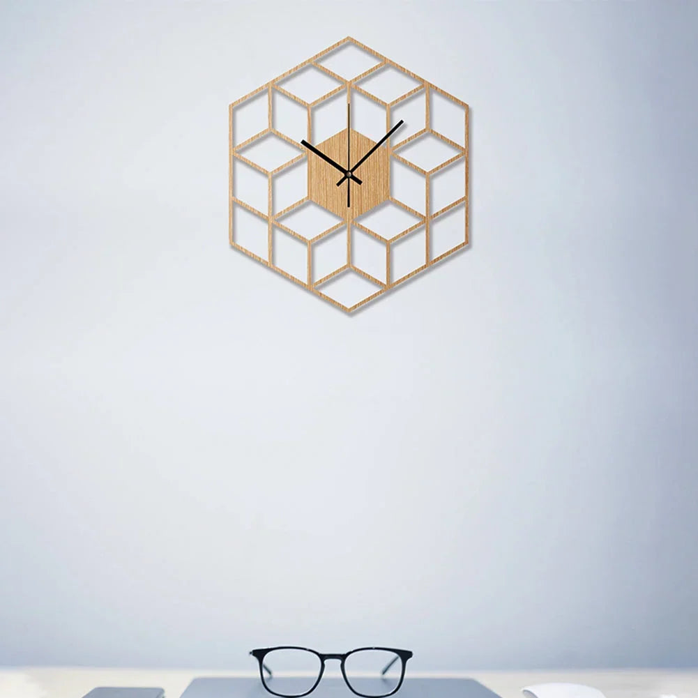 Detail van het zeshoekige ontwerp van de bamboe wandklok