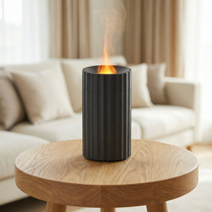 Ultrasone aromadiffuser met sfeervol vlamlicht op een tafel